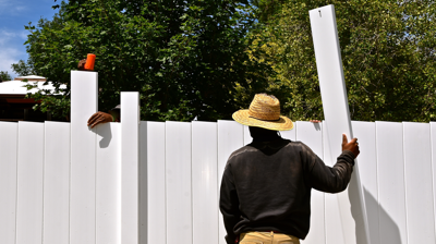 white vinyl fence