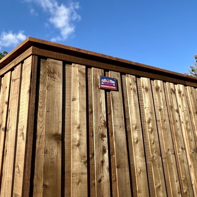 Dallas - Cedar 8' Pre-Stained Board on Board with Top Cap and Top Trim