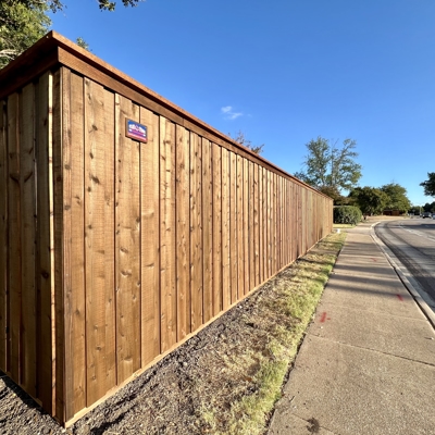 Dallas - Cedar 8' Pre-Stained Board on Board with Top Cap and Top Trim