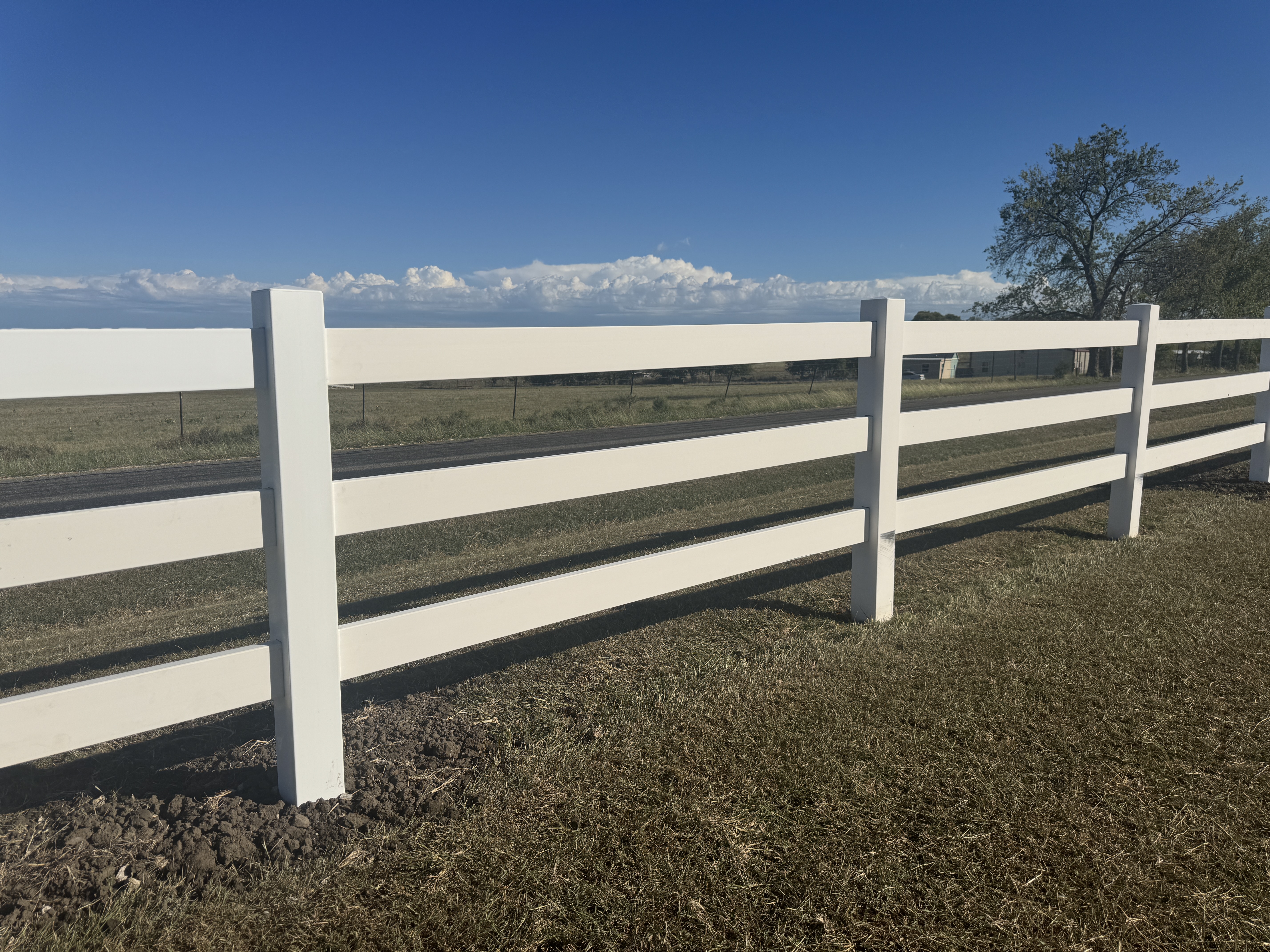 Sanger - 4' vinyl 3 rail fence