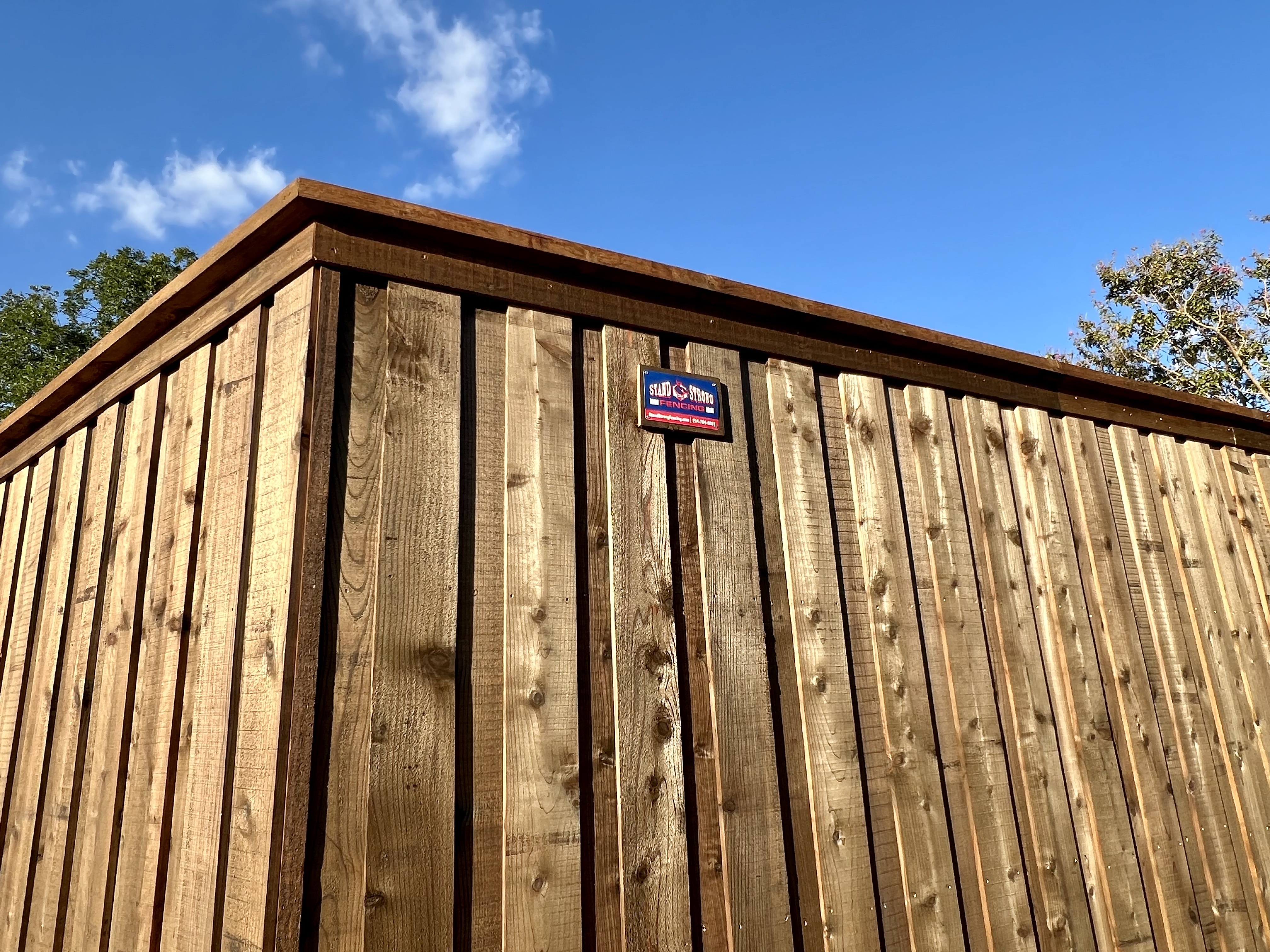 Dallas - Cedar 8' Pre-Stained Board on Board with Top Cap and Top Trim