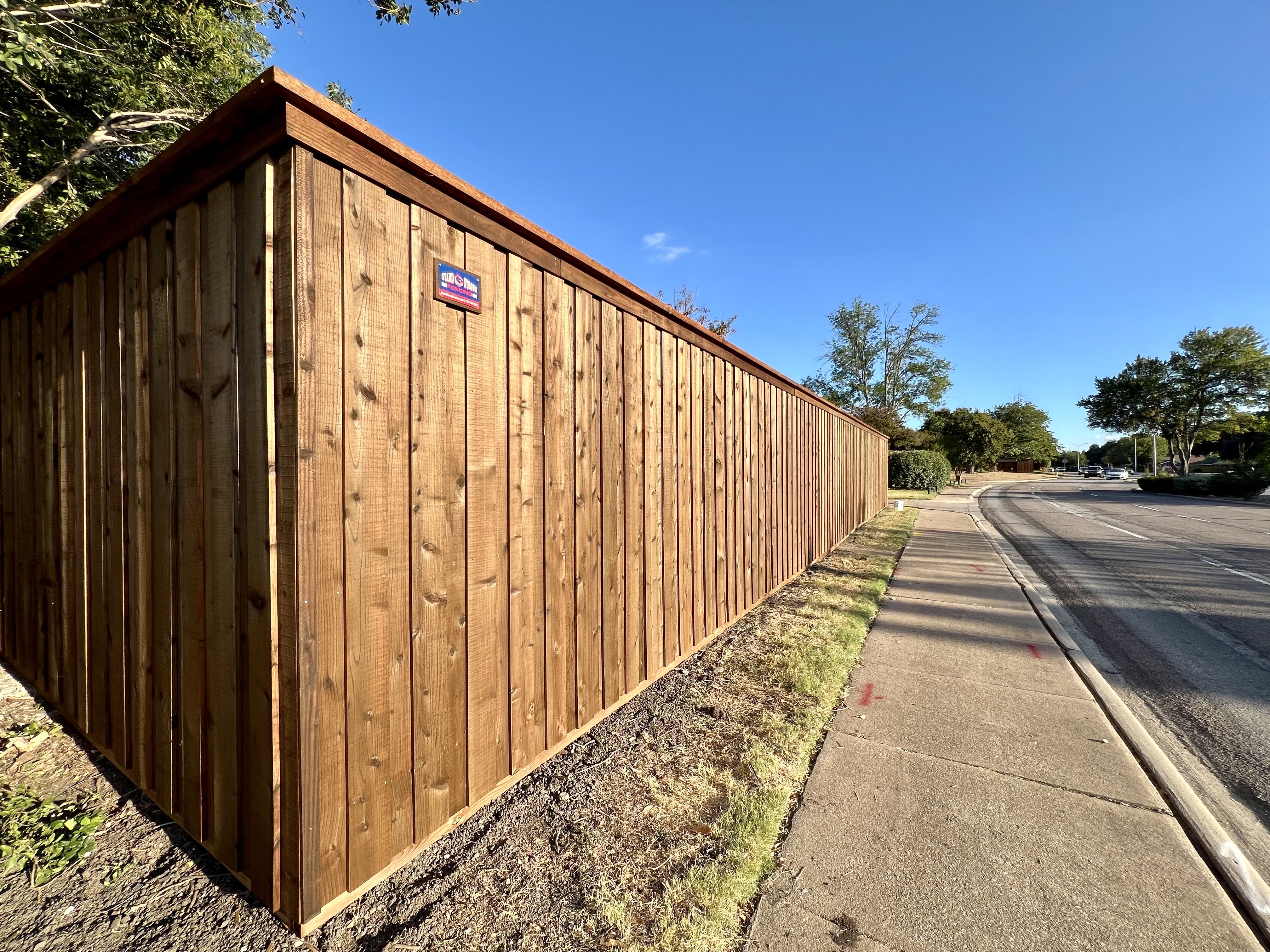 Dallas - Cedar 8' Pre-Stained Board on Board with Top Cap and Top Trim
